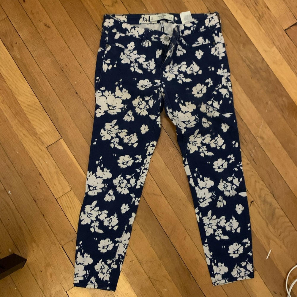 Abercrombie & Fitch Blue & White Splotched Capris
